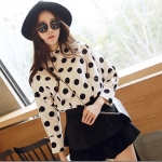 เสื้อผ้าแฟชั่นผู้หญิง ((พร้อมส่ง)) : เสื้อแฟชั่นสีขาวแต่งลายจุดสีดำ น่ารัก น่ารักจ้า