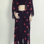 เสื้อคลุมแฟชั่น พร้อมส่ง : เสื้อคลุมสีดำแต่งลายปากสีแดงและพู่ที่ปลายแขน แบบเก๋มากจ้า