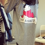 ((พร้อมส่ง)) เสื้อผ้าแฟชั่นผู้หญิง : เสื้อแฟชั่นสีเทาลายทางแต่งลายการ์ตูน น่ารัก น่ารักจ้า