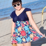 ชุดว่ายน้ำคนอ้วน พร้อมส่ง :ชุดว่ายน้ำคนอ้วนแฟชั่นสีน้ำเงินแต่งลายดอกไม้สีสันสดใสแบบเก๋ กางเกงขาสั้นใส่ด้านในน่ารักมากๆจ้า:รอบอก40-48นิ้ว เอว38-46นิ้ว สะโพก44-52นิ้วจ้า