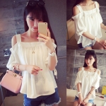 เสื้อผ้าแฟชั่นผู้หญิง ((พร้อมส่ง)) : เสื้อแฟชั่นสีขาว เปิดไหล่ ใส่สบาย น่ารัก น่ารักจ้า