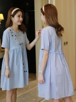 ชุดคลุมท้องเปิดผ้าฝ้ายลายตรง เปิดให้นมแนวนอน ปักลายดาว มีเชือกผูกปรับขนาดครรภ์ M,L,XL,XXL