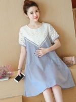 ชุดคลุมท้องแฟชั่น ด้านบนลูกไม้ ลำตัวลายเส้นฟ้า รอบท้องใหญ่ มีเชือกผูกปรับขนาดครรภ์ M,L,XL,XXL