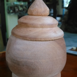 โถทรงเบญจรงค์เล็ก มีฝาปิด ไม้เทพทาโร