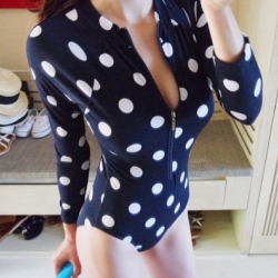 ชุดว่ายน้ำแฟชั่นพร้อมส่ง :ชุดว่ายน้ำวันพีชสีน้ำเงินแต่งลายจุดแขนยาวแบบเก๋ น่ารักมากๆจ้า:รอบอก30-36นิ้ว เอว26-32นิ้ว สะโพก30-38นิ้วจ้า