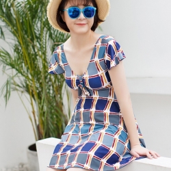 ชุดว่ายน้ำคนอ้วน พร้อมส่ง :ชุดว่ายน้ำไซส์ใหญ่สีน้ำเงินลายตารางแต่งสีสันสดใสผูกโบว์ด้านหน้า มีกางเกงขาสั้นใส่ด้านในแบบเก๋น่ารักสุดๆจ้า:รอบอก38-46นิ้ว เอว32-44นิ้ว สะโพก38-48นิ้วจ้า