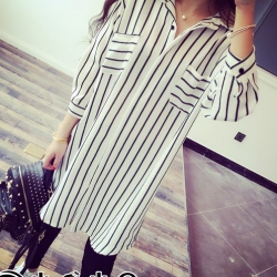 เสื้อผ้าแฟชั่นผู้หญิงพร้อมส่ง : เสื้อแฟชั่นสีขาว แต่งลายทางสีดำ เก๋ เก๋ดีจ้า