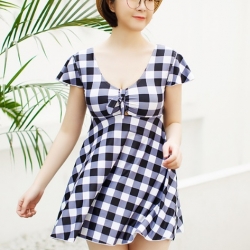 ชุดว่ายน้ำคนอ้วน พร้อมส่ง :ชุดว่ายน้ำไซส์ใหญ่สีดำลายสก็อต แต่งผูกโบว์ด้านหน้า มีกางเกงขาสั้นใส่ด้านในแบบเก๋น่ารักสุดๆจ้า:รอบอก38-46นิ้ว เอว32-44นิ้ว สะโพก38-48นิ้วจ้า