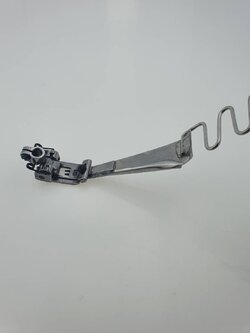 ตีนผีกุ้นจักรลาอุตสาหกรรมแถบผ้า ตีนผีกุ๊นแถบผ้า เช่น กางเกงวอม แถบเส้นบนเสื้อและกางเกงใช้กับจักรลาอุตสาหกรรม