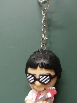 พวงกุญแจ โก๋แก่ เล่นกีตาร์ ขนาด 2.25 นิ้ว