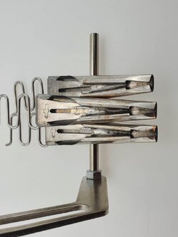 ซองกุ้นแถบผ้า ซองเย็บแถบ ซองกุ๊นแถบ สำหรับจักรดึงยาง จำนวน 3 แถบสามารถปรับความห่างของแถบได้ ใช้งานกับจักรหลายเข็ม