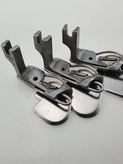 ตีนผีพับริม ตีนผีหลบตะเข็บ แบบพิเศษ ตัวตีนผีสามารถเย็บผ่านตะเข็บชิ้นงานได้ โดยจะมีกลไกล ขยายตัวออกได้