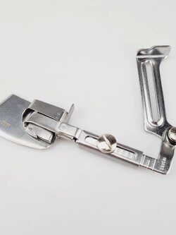 ซองพับชายแบบปรับได้สามารถปรับขนาด 15-25 มิลลิเมตร ในตัวเดียวใช้งานกับ จักรอุตสาหกรรมเข็มเดี่ยว ติดตั้งงง่ายไม่ต้องเปลี่ยนฟันจักร