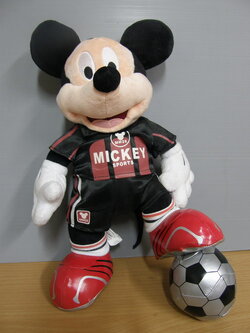 ตุ๊กตา มิคกี้ ชุดนักฟุตบอล ขนาด 15 นิ้ว (Disneyland Paris)