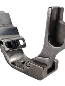 ตีนผีจักรอุตสาหกรรมเข็มเดี่ยวสำหรับใส่เทปก้างปลาดามคอ ขนาด 7/16 ( เทป 10 มิลลิเมตร) ติดตั้งง่ายสามารถปรับซ้ายขวาหรือปรับตำแหน่งเข็ม ได้