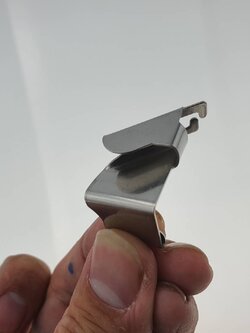 ตัวกันผ้าม้วนขอบจักรโพ้ง ใช้กับงานผ้ายืด ติดตั้งง่านไม่ต้องใช้น็อตใช้งานได้ดีลดเวลาการทำงาน