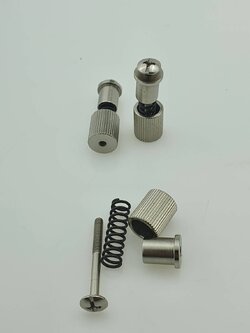 น๊อตยึดตีนผี สำหรับจักรอุตสาหกรรมเข็มเดียว ช่วยลดขั้นตอนการเปลี่ยนตีนผีโดยไม่ต้องให้ไขควง ใช้งานง่าย ยึดได้แน่น มากๆ