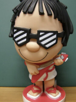 ออมสินโก๋แก่ เล่นกีตาร์ไฟฟ้า