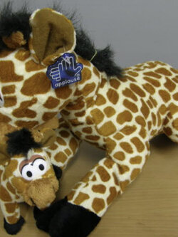 แม่ยีราฟ คาบลูกน้อย ขนาดลำตัว 18 นิ้ว x สูง 13 นิ้ว (มือสอง)