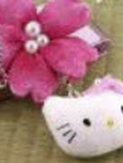 พวงกุญแจตุ๊กตาหัวคิตตี้ประดับด้วยดอกซากุระ