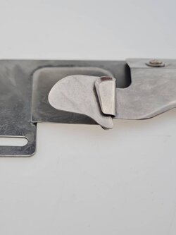 ซองกุ๊นต่อสาบหลังเสื้อ สำหรับจักรเย็บผ้าอุตสาหกรรมเข็มเดี่ยว สำหรับต่อผ้า 3 ชิ้น เข้าด้วยกัน