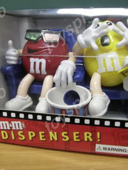 หนุ่ม M&M เหลืองและแดงกำลังนั่งชมภาพยนต์ 3 มิติ