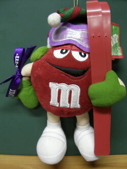 M&M สีแดง กับชุดสกี ขนาด 9 นิ้ว