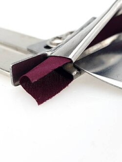 ซองกุ้น ซองกุ๊นแบบพับครึ่ง ขนาด1/2(12.5มม) ถึง 1 1/4 ( 32 มม) ติดตั้งง่ายไม่ต้องเปลี่ยนฟันจักรและแป้น สำหรับจักรอุตสาหกรรมเข็มเดี่ยว