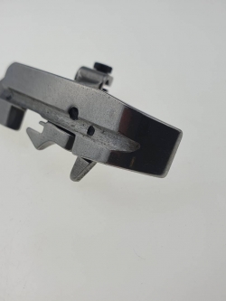 ตีนผีจักรโพ้งอุตสาหกรรม แบบร่องสำหรับการเย็บโพ้งแบบสอดเชือก ตัวตีนผีสามารถทับลงไปบนเชือกได้