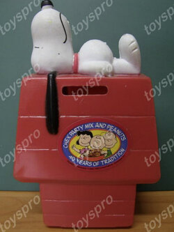 กระปุกออมสินสนูปปี้ นอนอยู่บนหลังคาบ้าน (vintage)