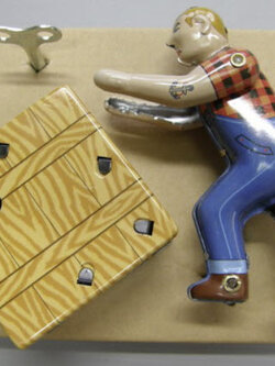 คนงานเข็นลังสินค้า