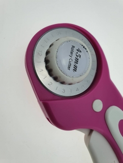 มีด โลตารี่กลมสำหรับตัดผ้าขนาด 45 มิลลิเมตร ใบสามารถถอดเปลี่ยนได้ ใช้งานง่ายใช้ตัดผ้าบนแผ่นรองตัด