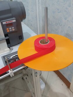 ถาดวางผ้ากุ๊นสำหรับการกุ๊นผ้า เป็นอุปกรณ์ที่จะทำให้การกุ๊นนงานได้อย่างต่อเนื่องและไม่เสียเวลาในการทำงาน