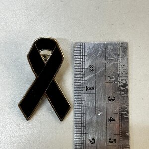 เข็มกลัดโบว์ดำไว้อาลัย โลหะชุบ ชิ้นละ 35.-